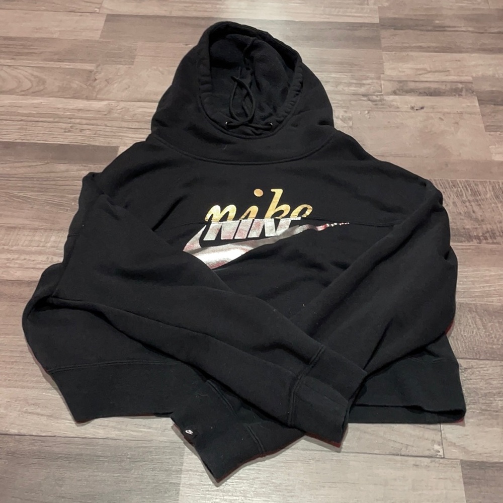 nike cropped hoodie